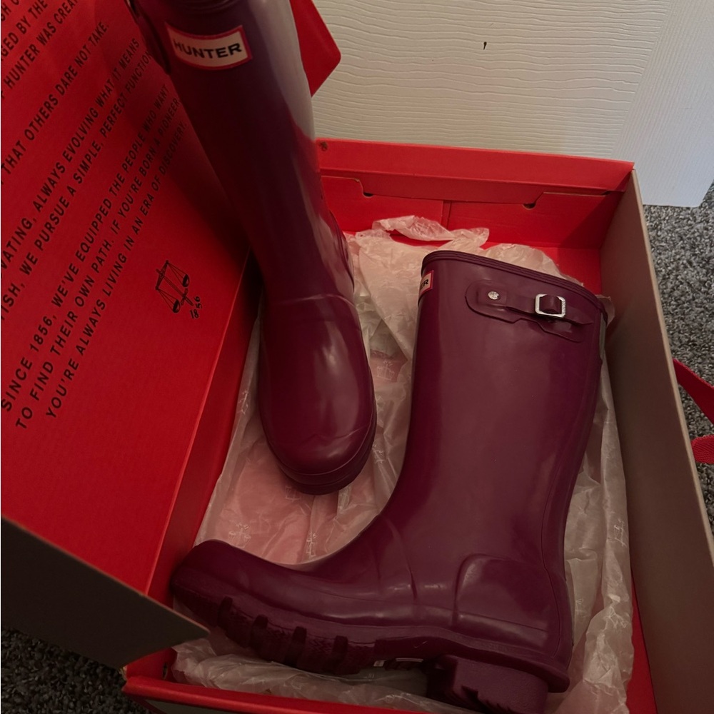 Hunter Beige Shoe Box with Red Handle